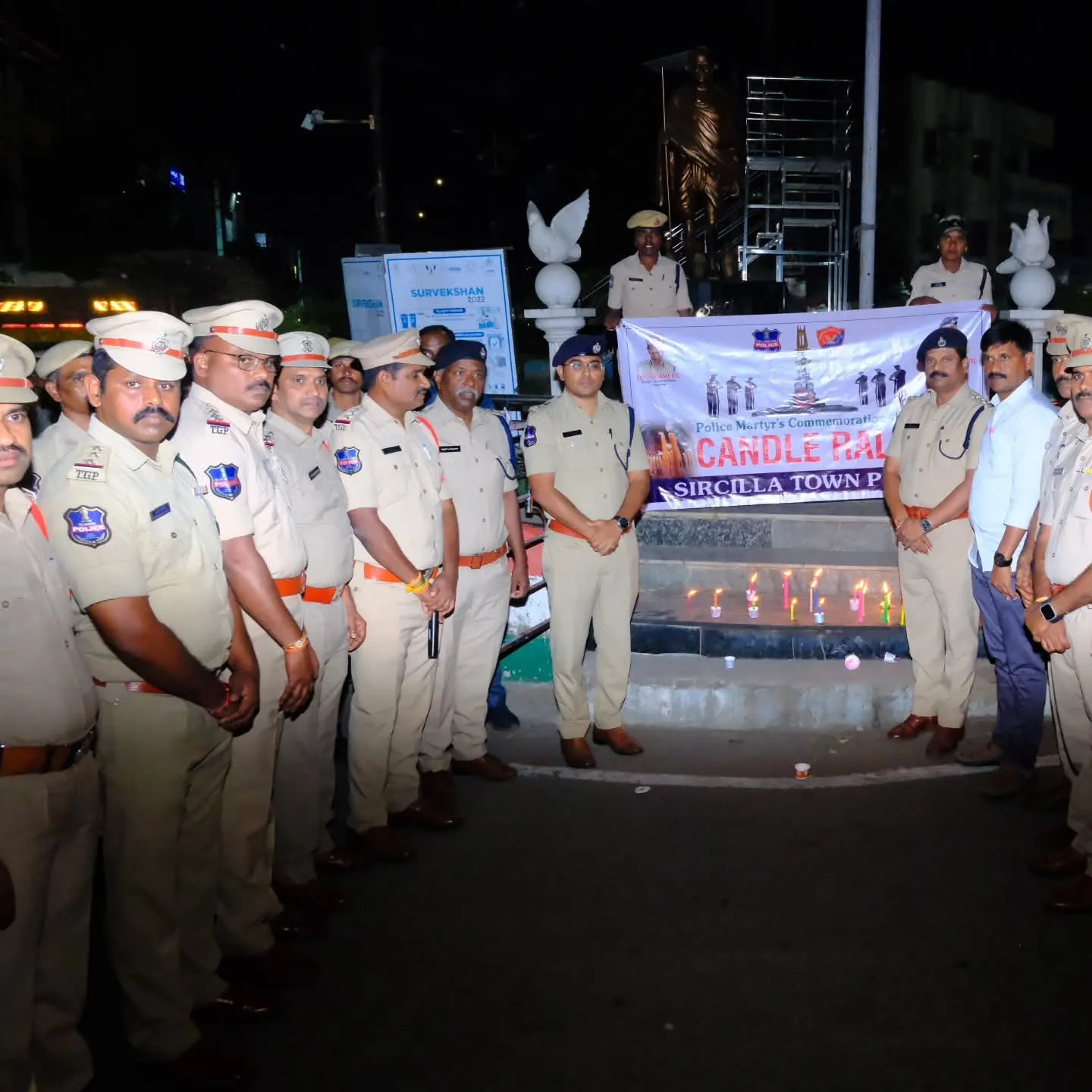 కొవ్వొత్తుల ర్యాలీ నిర్వహించిన పోలీసులు