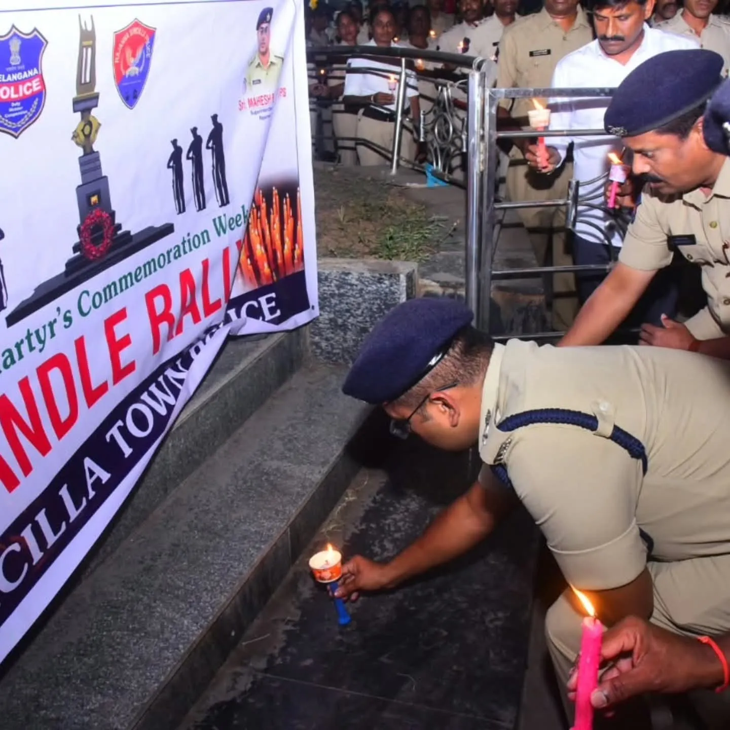 కొవ్వొత్తుల ర్యాలీ నిర్వహించిన పోలీసులు