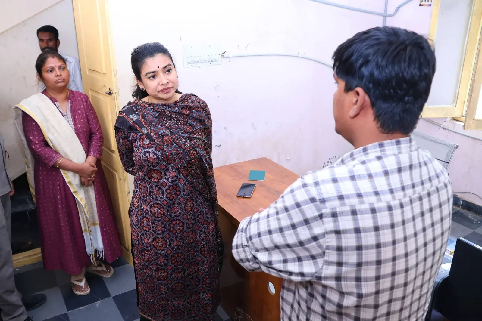అందుబాటులో ఉండి.. సేవలు అందించాలి :జిల్లా కలెక్టర్ గరిమ అగ్రవాల్