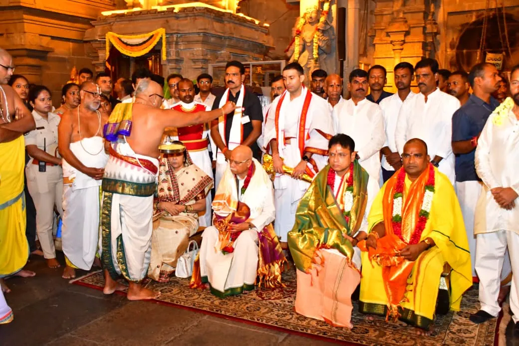 యాదగిరిగుట్ట శ్రీ లక్ష్మీనరసింహస్వామి వారిని దర్శించుకున్న గవర్నర్ దంపతులు