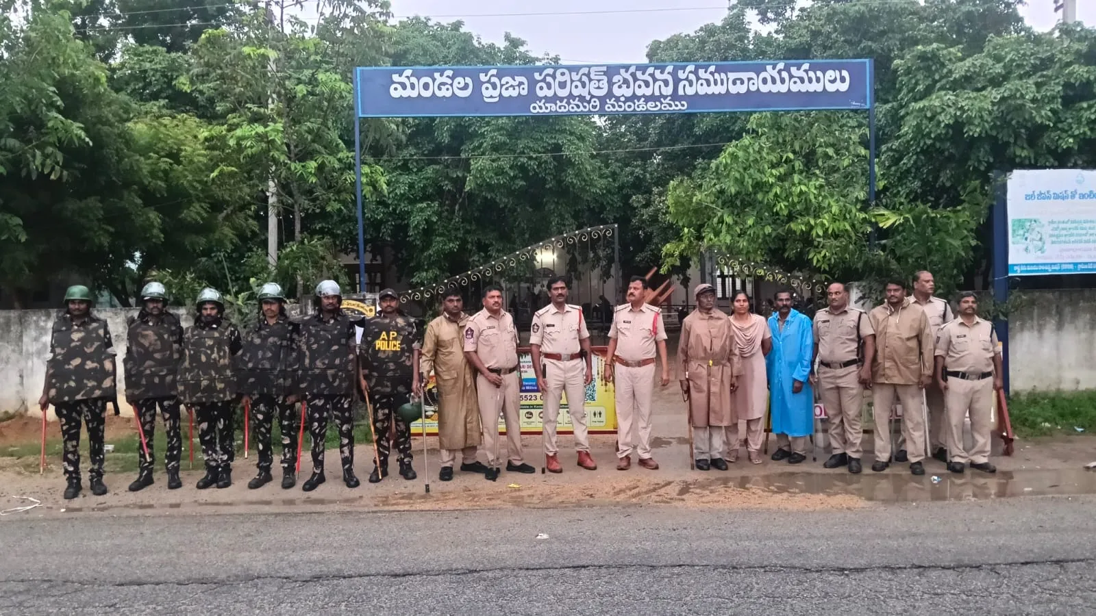 యాదమరి మండలంలో నామినేషన్ కేంద్రాన్ని పరిశీలించిన ఎస్పీ కలెక్టర్