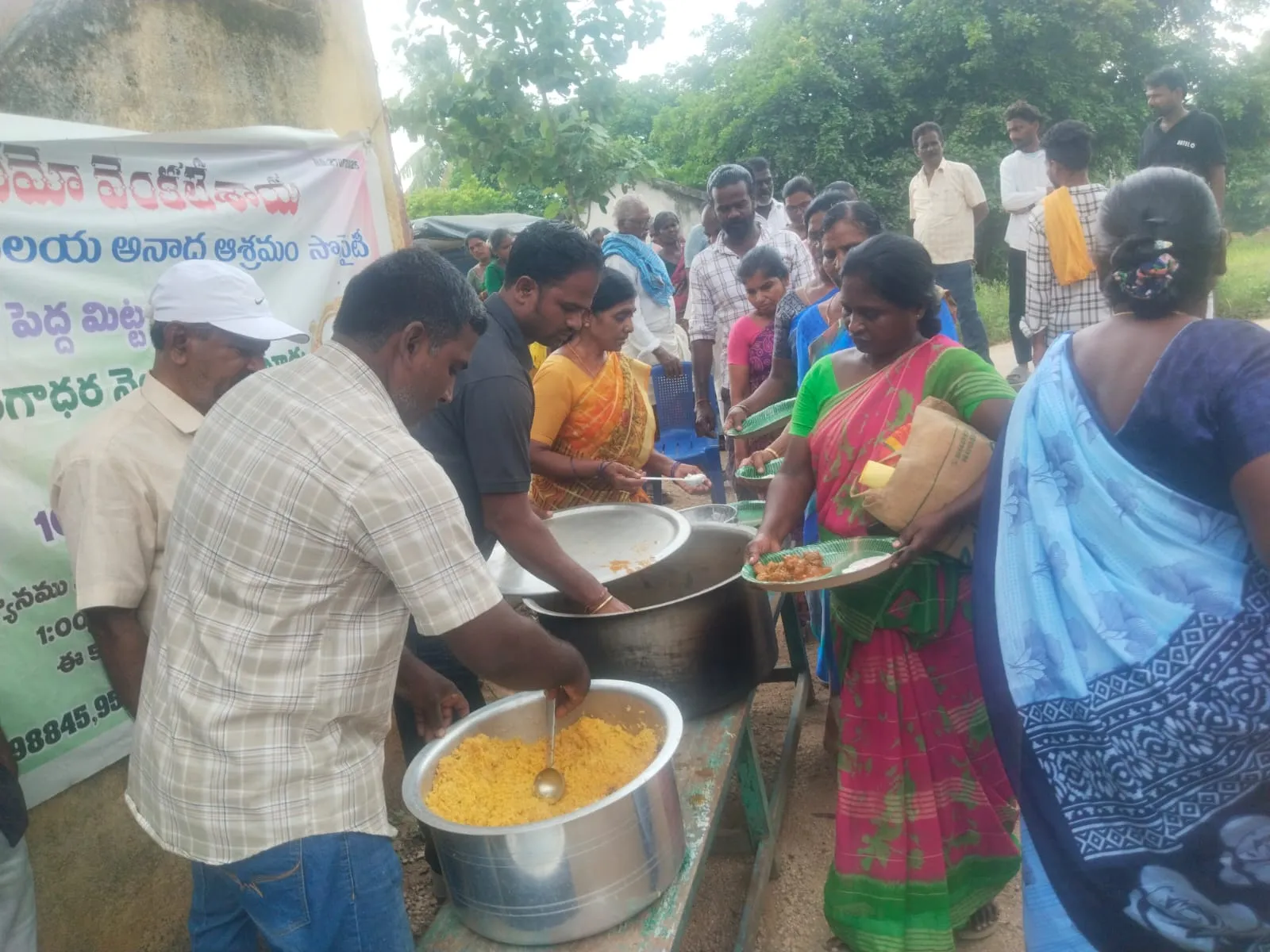 పెద్దమిట్టపల్లి అనాధ ఆశ్రమం ఆధ్వర్యంలో అన్నదానం