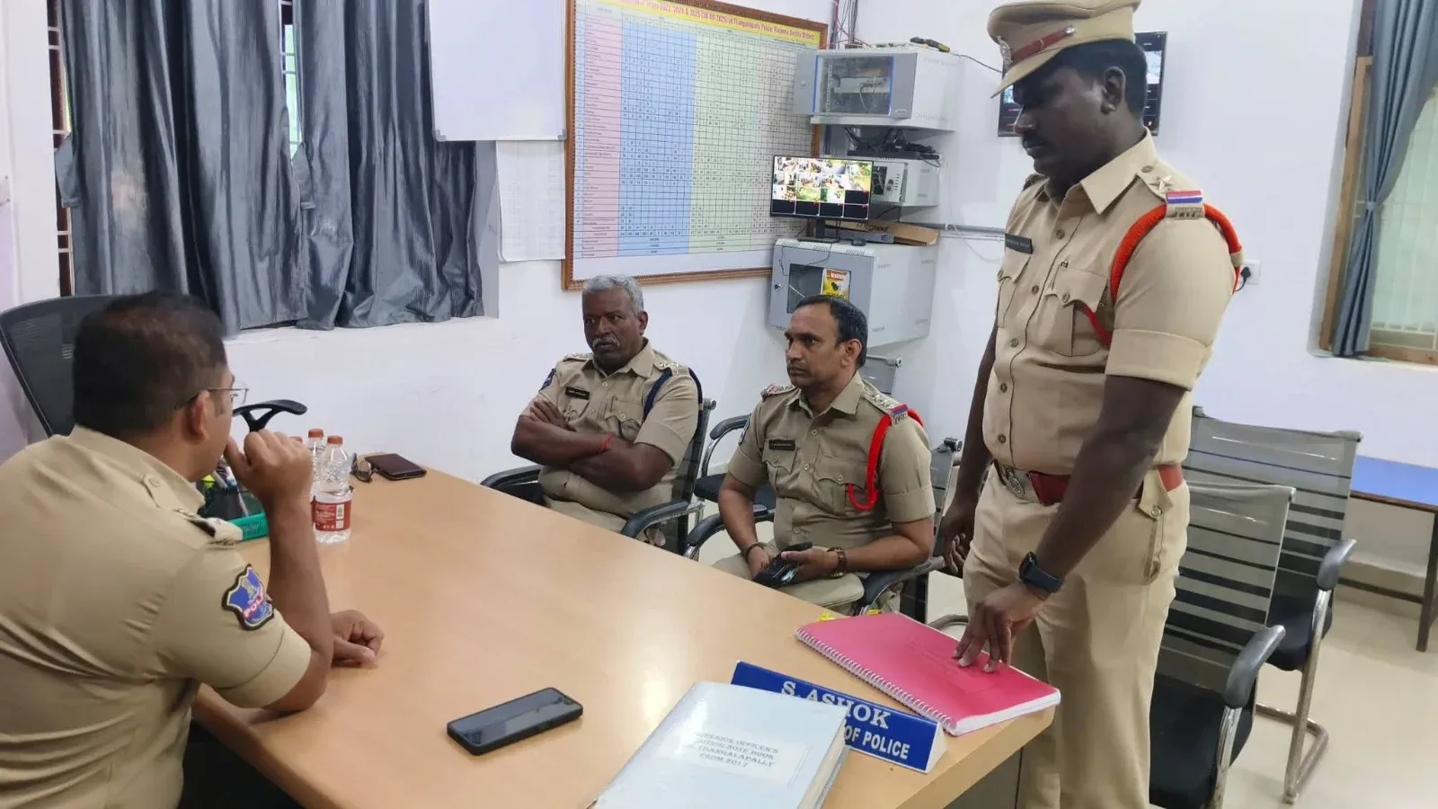 ప్రజలకు పారదర్శకమైన పోలీస్ సేవలు అందించాలి.