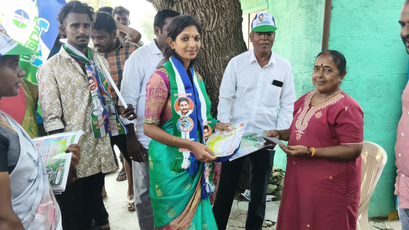 వేల్కూరులో ఫ్యాన్ గుర్తుకు ఓటేసి గెలిపించాలని వైఎస్సార్సీపీ అభ్యర్థి వర్ష ప్రచారం