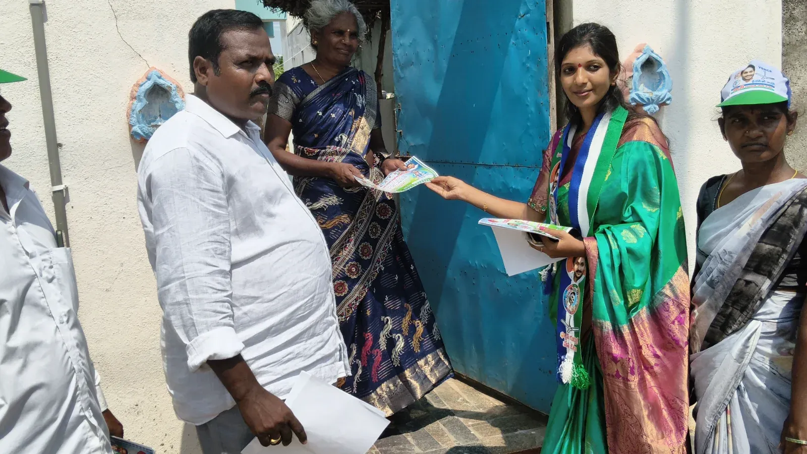 వేల్కూరులో ఫ్యాన్ గుర్తుకు ఓటేసి గెలిపించాలని వైఎస్సార్సీపీ అభ్యర్థి వర్ష ప్రచారం