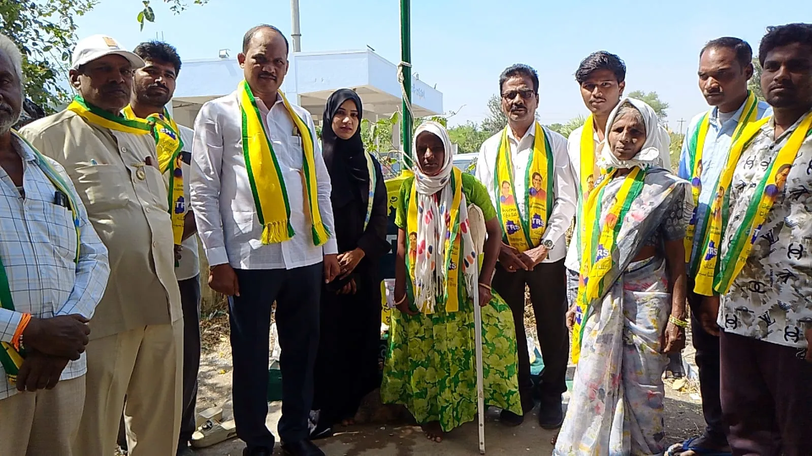 *నియోజకవర్గ ఇన్‌చార్జ్ నంగునూరి రవీందర్ గుప్తా ఆధ్వర్యంలో టిఆర్ఎస్ జెండా ఆవిష్కరణ