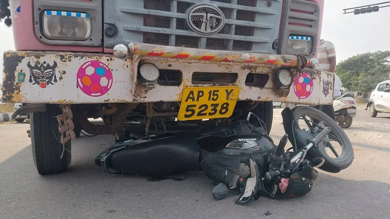 అధికారుల నిర్లక్ష్యానికి రోడ్డు ప్రమాదాలు..