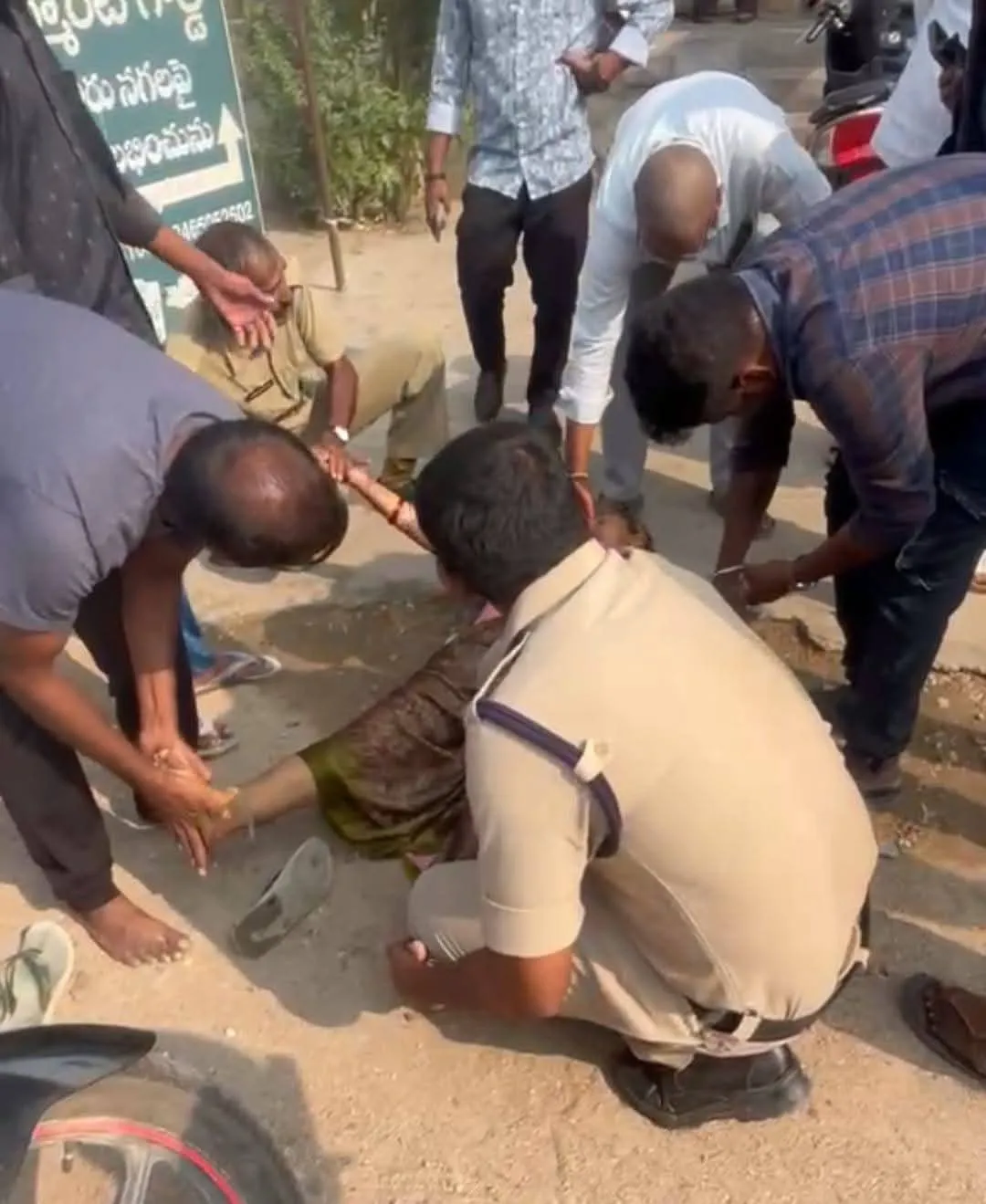 మానవత్వం చాటుకున్న ఎల్లారెడ్డిపేట పోలీసులు.