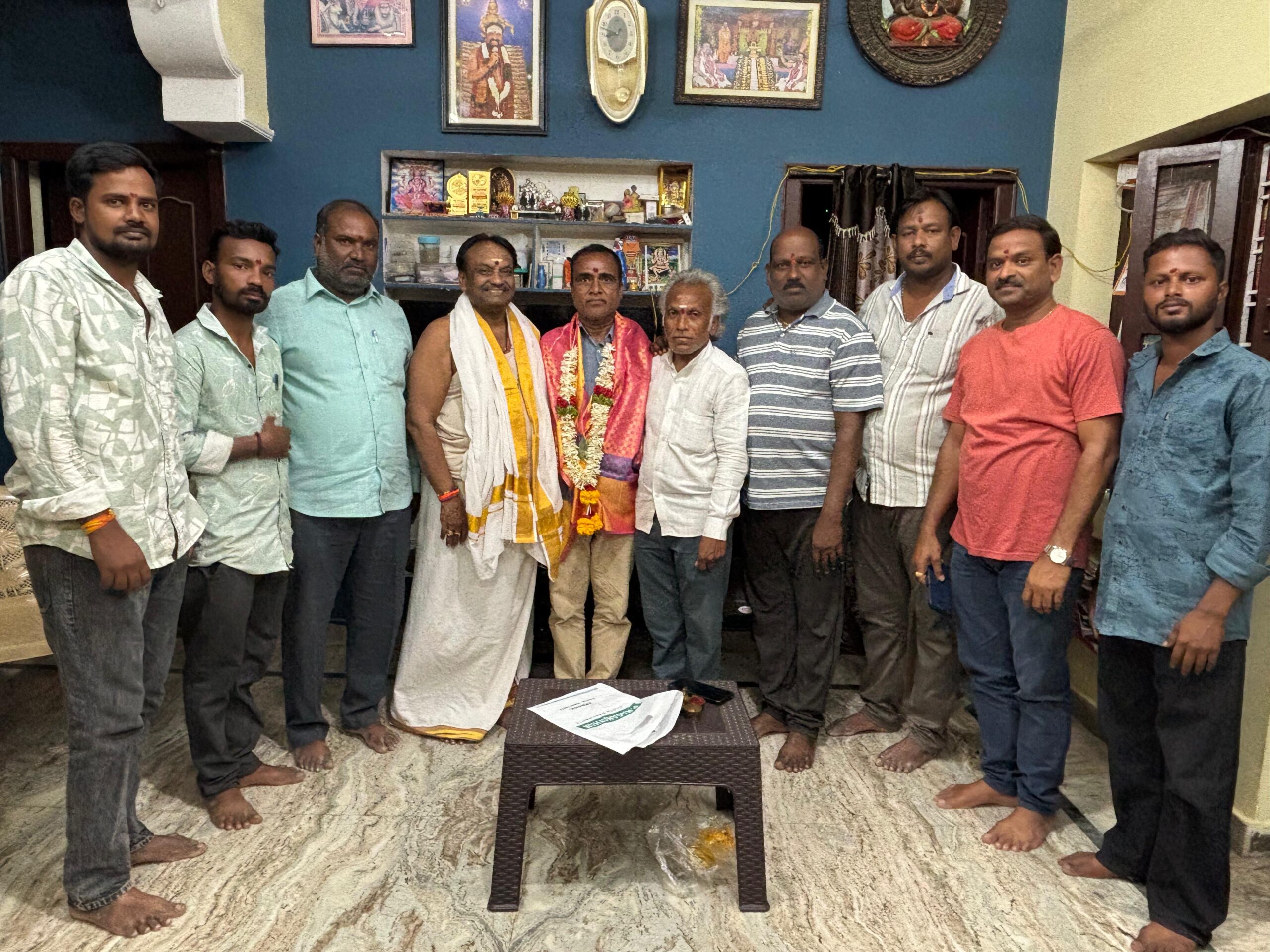 *మణికంఠ సేవా సమితి.ఆర్మూర్ ఆధ్వర్యంలో యోగ డే* నిజామాబాద్ జిల్లా, ఆర్మూర్ మండలం, జూన్ 21 తెలుగు కే న్యూస్ ప్రతినిధి, ఆర్మూర్ పట్టణంలోని మణికంఠ సేవాసమితి ఆధ్వర్యంలో యోగా డే సందర్భంగా శ్రీ నగేష్ శర్మ గురు స్వామి చేతుల మీదుగా శ్రీ దత్తు గురు స్వామి మరియు. యోగామాస్టర్ మామిడి పల్లి ఆర్మూర్. సన్మానించడం జరిగినది. ఈ కార్యమంలో మణికంఠ సేవా సమితి అధ్యక్షులు చేపూరు ధనంజయ. ప్రధాన కార్యదర్శి ఉదయ్ చారి, ఉపాధ్యక్షులు కౌటికేవిజయ్ . కోశాధికారి సురేష్ చారి.. ప్రచార కార్యదర్శి గటడి గంగమోహన్ మాలేపు అరుణ్ గురుస్వామి. గౌరవ సలహా దారులు శ్రీహరిగురు స్వామి కృష్ణ గురు స్వామి . మిక్సింగ్ శ్రీనివాస్ గురు స్వామి . మహేష్ గురు స్వామి . మణిదీప్ స్వామి .సాయి స్వామి . రమేష్ స్వామి తదితరులు పాల్గొన్నారు.