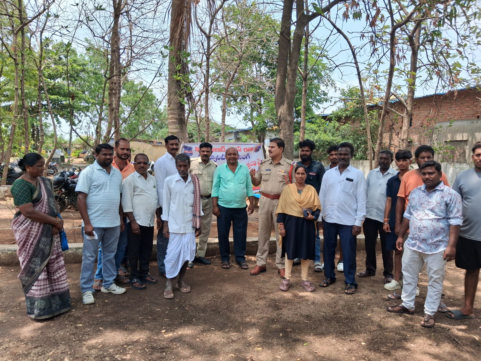 నిజామాబాద్న జిల్లా,వీపేట్ మండలంలో :-ఎస్సై శ్రీకాంత్ ఆదేశాల మేరకు ఏఎస్ఐ గఫార్ పోలీసు సిబ్బందితో కలిసి గ్రామంలో సైబర్ నేరాలు, ఆన్లైన్ మోసాలు, మాదకద్రవ్యాల దుష్పరిణామాలపై ప్రజలకు అవగాహన కార్యక్రమం నిర్వహించారు. ఈ సందర్భంగా ఏఎస్ఐ గఫార్ మాట్లాడుతూ.. గుర్తు తెలియని ఫోన్ కాల్స్, నకిలీ లింకులు, ఉద్యోగాలు, పెట్టుబడుల పేరుతో వచ్చే మోసాల పట్ల అప్రమత్తంగా ఉండాలని సూచించారు. ఓటీపీ, బ్యాంక్ ఖాతా వివరాలు, ఏటీఎం పిన్, సీవీవీ వంటి వ్యక్తిగత వివరాలను ఎవరికీ వెల్లడించవద్దని హెచ్చరించారు. అనుమానాస్పద లింకులు క్లిక్ చేయకుండా, క్యూఆర్ కోడ్ స్కాన్ చేసే ముందు పూర్తిగా ధృవీకరించుకోవాలని తెలిపారు. అలాగే మాదకద్రవ్యాల వినియోగం యువత భవిష్యత్తును నాశనం చేస్తుందని, డ్రగ్స్కు పూర్తిగా దూరంగా ఉండాలని సూచించారు. గ్రామాల్లో ఎలాంటి అనుమానాస్పద కార్యకలాపాలు కనిపించినా వెంటనే పోలీసులకు సమాచారం అందించాలని కోరారు. ప్రజల అప్రమత్తతే సైబర్ నేరాలు, మాదకద్రవ్యాల నిర్మూలనకు ప్రధాన ఆయుధమని పోలీసులు పేర్కొన్నారు. కార్యక్రమంలో గ్రామ పెద్దలు, యువకులు, మహిళలు, పోలీసు సిబ్బంది పాల్గొన్నారు.