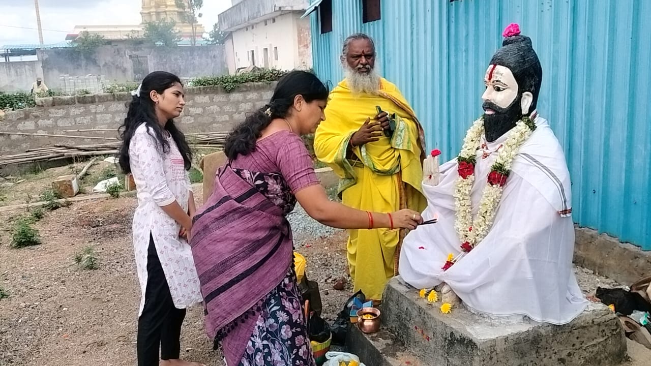 నిర్మల్ జిల్లా బాసర పుణ్యక్షేత్రంలోని గోదావరి నది సమీపంలో ఉన్న ఓం శ్రీ వరలక్ష్మి ఆశ్రమం వద్ద, ఆశ్రమ ఉత్తరాధికారి నర్సూరి శ్రీనాథ్ రావు ఆధ్వర్యంలో ప్రతి సంవత్సరం పౌర్ణమి మరుసటి రోజు శ్రీశ్రీశ్రీ దశరథ మహారాజు పుణ్యతిథి సందర్భంగా పవిత్ర గోదావరి నది పుష్కర మొదటి ఘాట్ వద్ద అమ్మవారి దర్శనానికి వచ్చిన భక్తులకు అన్నదాన ప్రసాదం పంపిణీ చేశారు. అధిక సంఖ్యలో భక్తులు హాజరై అన్నప్రసాదం స్వీకరించారు. ఆశ్రమ ఉత్తరాధికారి శ్రీ శ్రీనాథ్ రావు తరఫున ఆశ్రమ నిర్వాహకులు శ్రీ పరిమళ గారు హాజరై, ముందుగా శ్రీశ్రీశ్రీ దశరథ మహారాజ్ ఉత్సవ విగ్రహానికి ప్రత్యేక పూజలు చేసి దర్శించుకున్నారు. ఈ సందర్భంగా పలువురు భక్తులు మాట్లాడుతూ, "జీవితంలో సరైన మార్గదర్శకత్వం కోసం ప్రతి ఒక్కరూ గురువు బాటలో నడవాలి. గురువులు మనకు విజ్ఞానాన్ని, నైతికతను మరియు జీవితంలో ఎదురయ్యే సవాళ్లను ఎలా ఎదుర్కోవాలో నేర్పుతారు. శ్రీశ్రీశ్రీ దశరథ మహారాజ్ వారి మార్గదర్శకత్వం మన భవిష్యత్తును తీర్చిదిద్దుతుంది" అని పేర్కొన్నారు.