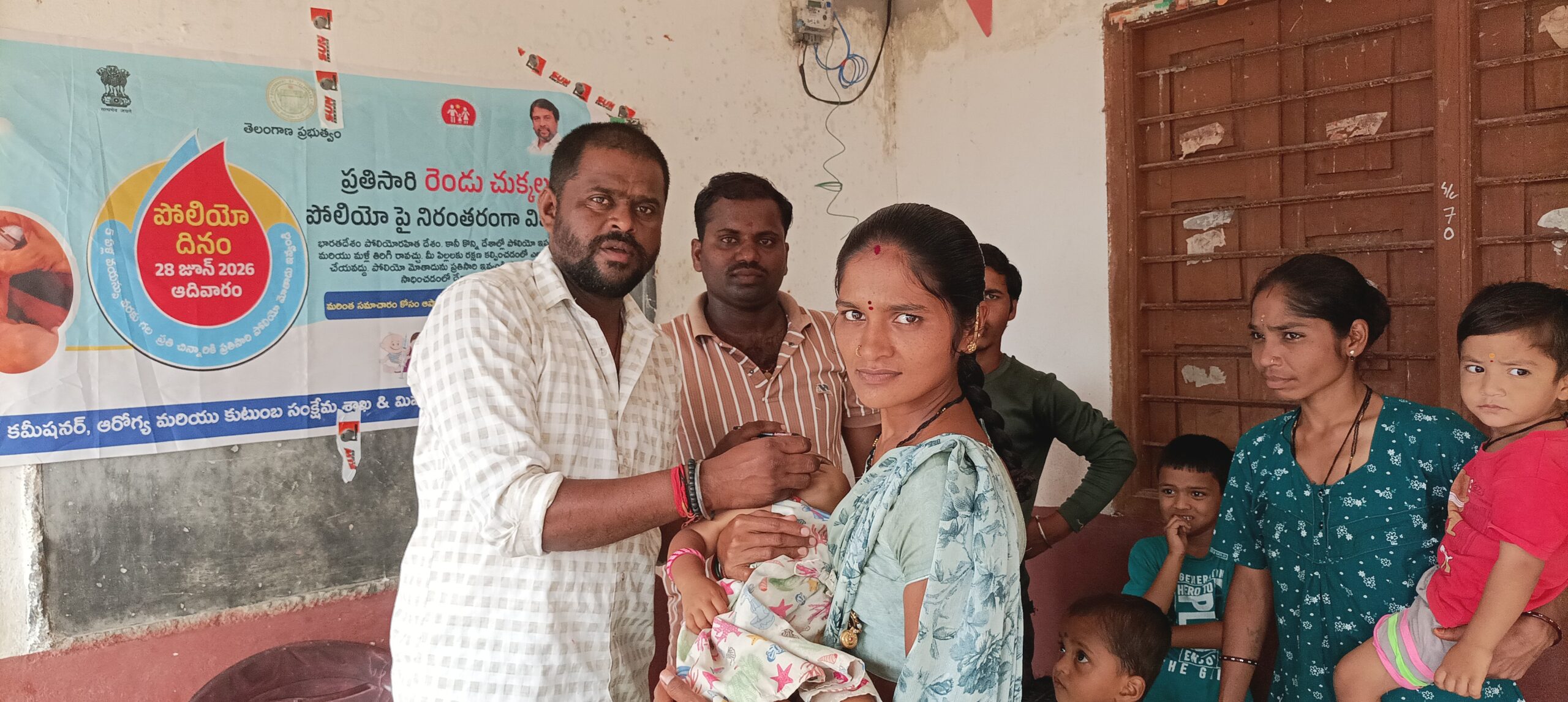 మద్దేపల్లి తండాలో పల్స్ పోలియో కార్యక్రమం ఐదేళ్లలోపు చిన్నారులకు పోలియో చుక్కలు వేసి కార్యక్రమాన్ని ప్రారంభించిన వైద్య సిబ్బంది నిజామాబాద్ జిల్లా, నవీపేట్ మండల్ :-మద్దేపల్లి తండాలో ఏర్పాటు చేసిన పోలియో కేంద్రానికి చిన్నారులను తల్లిదండ్రులు తీసుకువచ్చి పోలియో చుక్కలు వేయించారు. వైద్య సిబ్బంది, ఆశా కార్యకర్తలు, అంగన్‌వాడీ సిబ్బంది ప్రతి చిన్నారికి తప్పనిసరిగా పోలియో చుక్కలు వేయించాలని తల్లిదండ్రులకు అవగాహన కల్పించారు. ఐదేళ్లలోపు పిల్లలందరికీ పోలియో చుక్కలు వేయించడం ద్వారా పోలియో రహిత సమాజ నిర్మాణానికి ప్రతి ఒక్కరూ సహకరించాలని అధికారులు కోరారు.