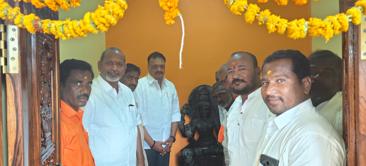 సాలూర మండలంలోని హున్స గ్రామంలో నూతనంగా నిర్మించిన శ్రీ మహాలక్ష్మి అమ్మవారి ఆలయంలో శిఖర ప్రతిష్ఠాపన మరియు విగ్రహ ప్రతిష్ఠాపన మహోత్సవం