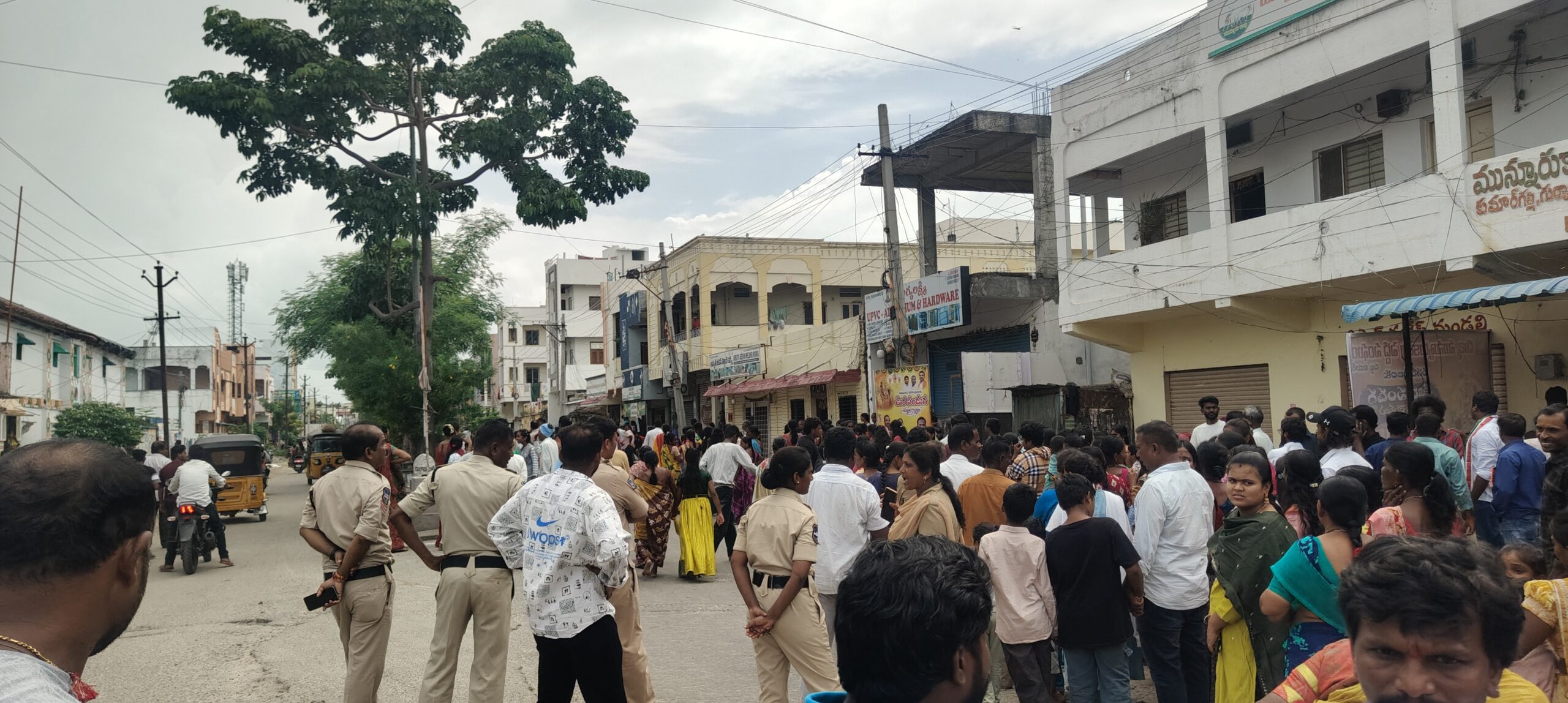 భక్తులతో కిక్కిరిసిన ఆలయ ప్రాంగణం.. డప్పు చప్పుళ్లు, పోతురాజు విన్యాసాలతో ఆధ్యాత్మిక సందడి